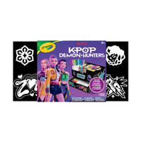 Crayola K Pop Demon Hunters Flocked Storage Case-Colourable flocked case: includes 15 super tips markers, 5 metallic markers, and 1 flocked storage case with a fuzzy black surface kids can colour to create personalized DIY room décor.