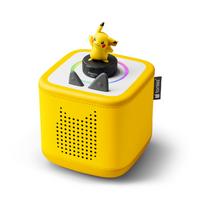tonies Pikachu Toniebox 2 Starter Set - Lightning Yellow-Tracklist: 1. Meet Pikachu 2. Introduction to the World and Characters 3. Story 1: Pikachu and the Very Loud Something 4. Trainer Academy: Berries 5. Pokémon Power Moves 6. Story 2: Pikachu and the Berry Hunt 7. Trainer Academy: Eevee’s Evolutions 8. Story 3: The Storm and the Picnic 9. Concluding Segment. 