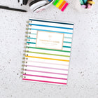 Emily Ley - Agenda scolaire hebdomadaire/mensuel Simplified 2026-2027 - 8 1/2 po H x 5 3/8 po l - bande joyeuse  - bilingue-La reliure à double spirale dorée résiste aux accrocs et reste à plat pour une utilisation facile.