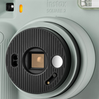 Fujifilm - Appareil instantané instax SQUARE 2 - Bleu ardoise-Objectif et prise texturée à garniture rayée, et boîtier aux lignes d'une grande sobriété